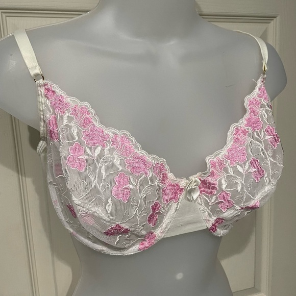 Secret Treasures Other - Secret Treasures Plus Size Pink and White Floral Lace Bra